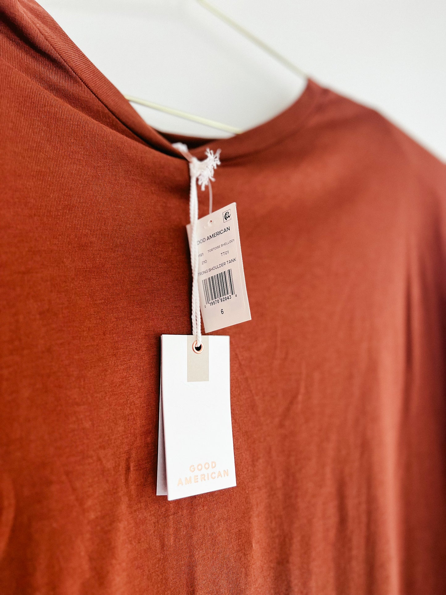 Good American Strong Shoulder Sleeveless Tee in Tortoise Shell001
