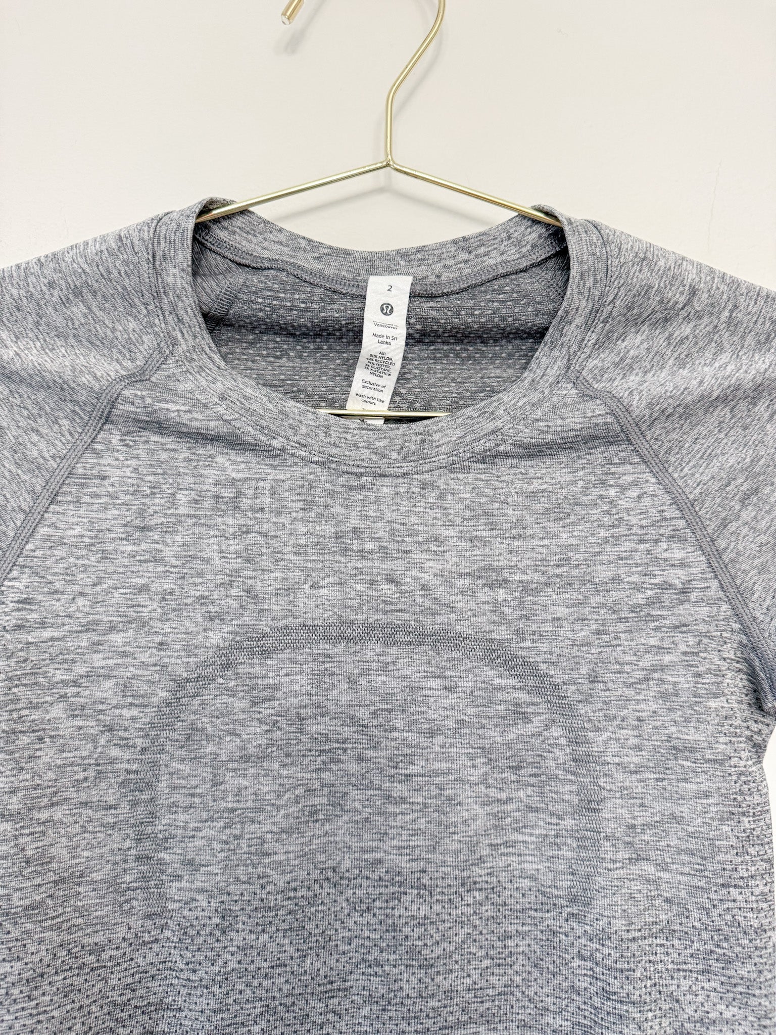 lululemon swiftly tag up close