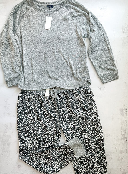 Splendid Hacci Long Sleeve Pajama Set in Grey Leopard, Size Extra Large