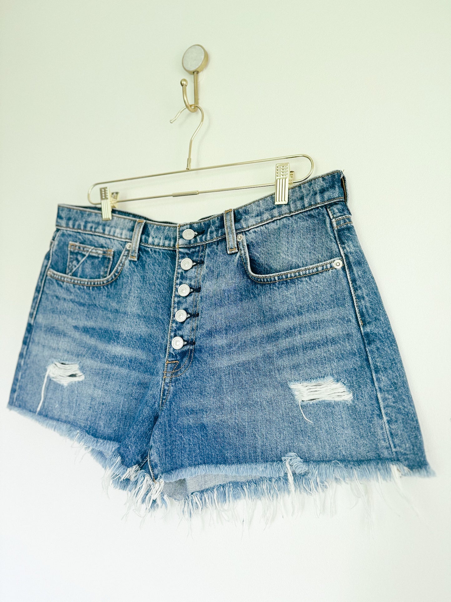 7 for all mankind Monroe Cut-Off Short With Exposed Buttons